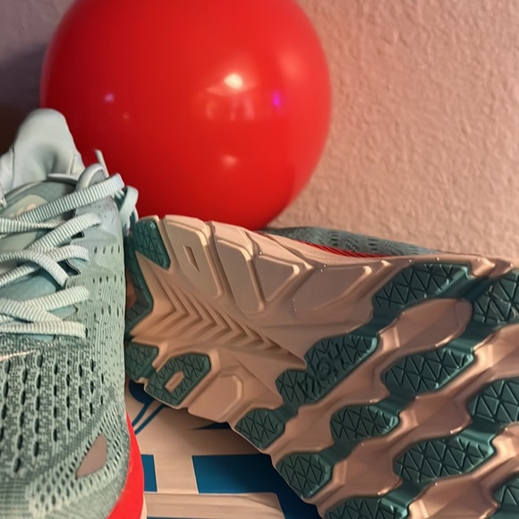 These are actually size 8 men’s. I wore once but they are too big. - Picture 2 of 7